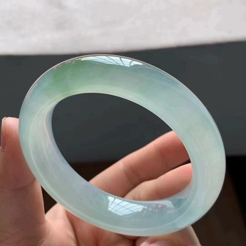 Lighting & Home Decor Studio Photos - Pulseira de jadeite translúcido verde birmanês,